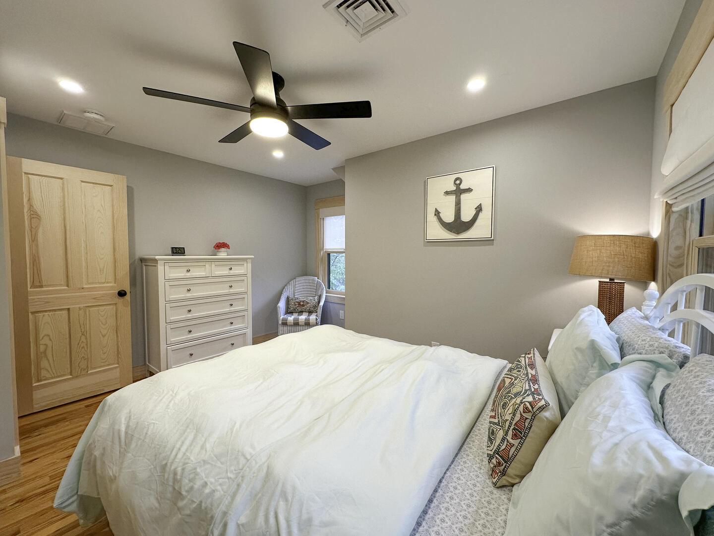 BR3 Queen, Second Floor