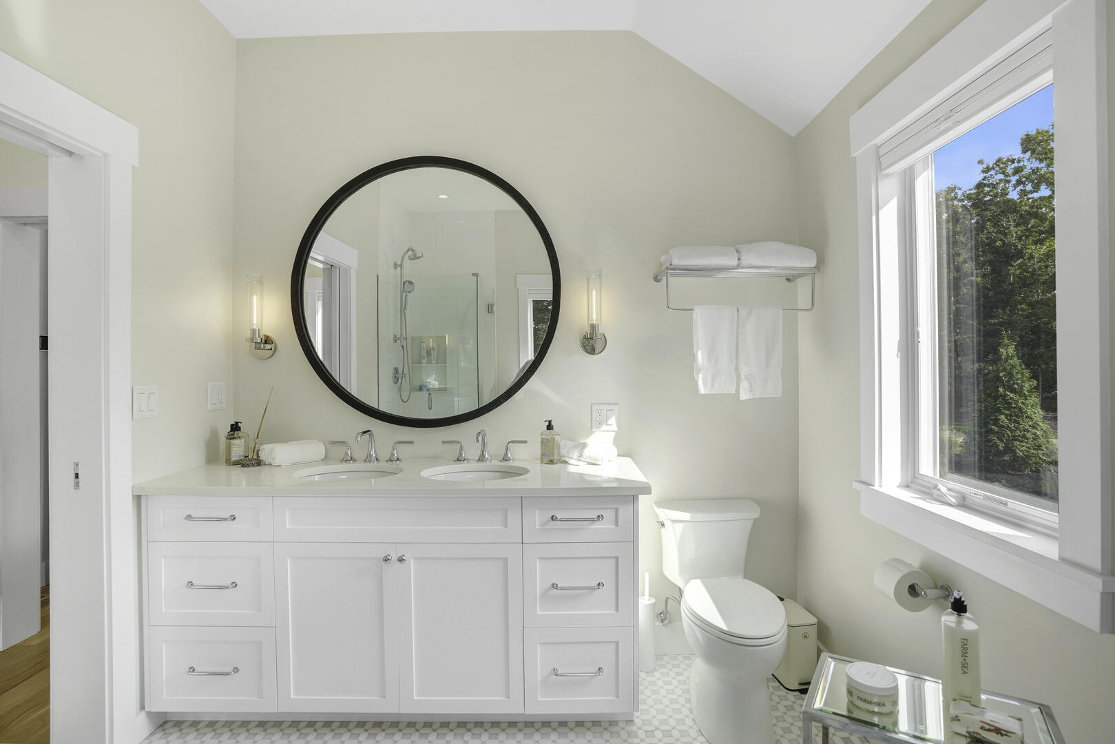 BR1 King En Suite with Shower Stall and Tub, First Floor