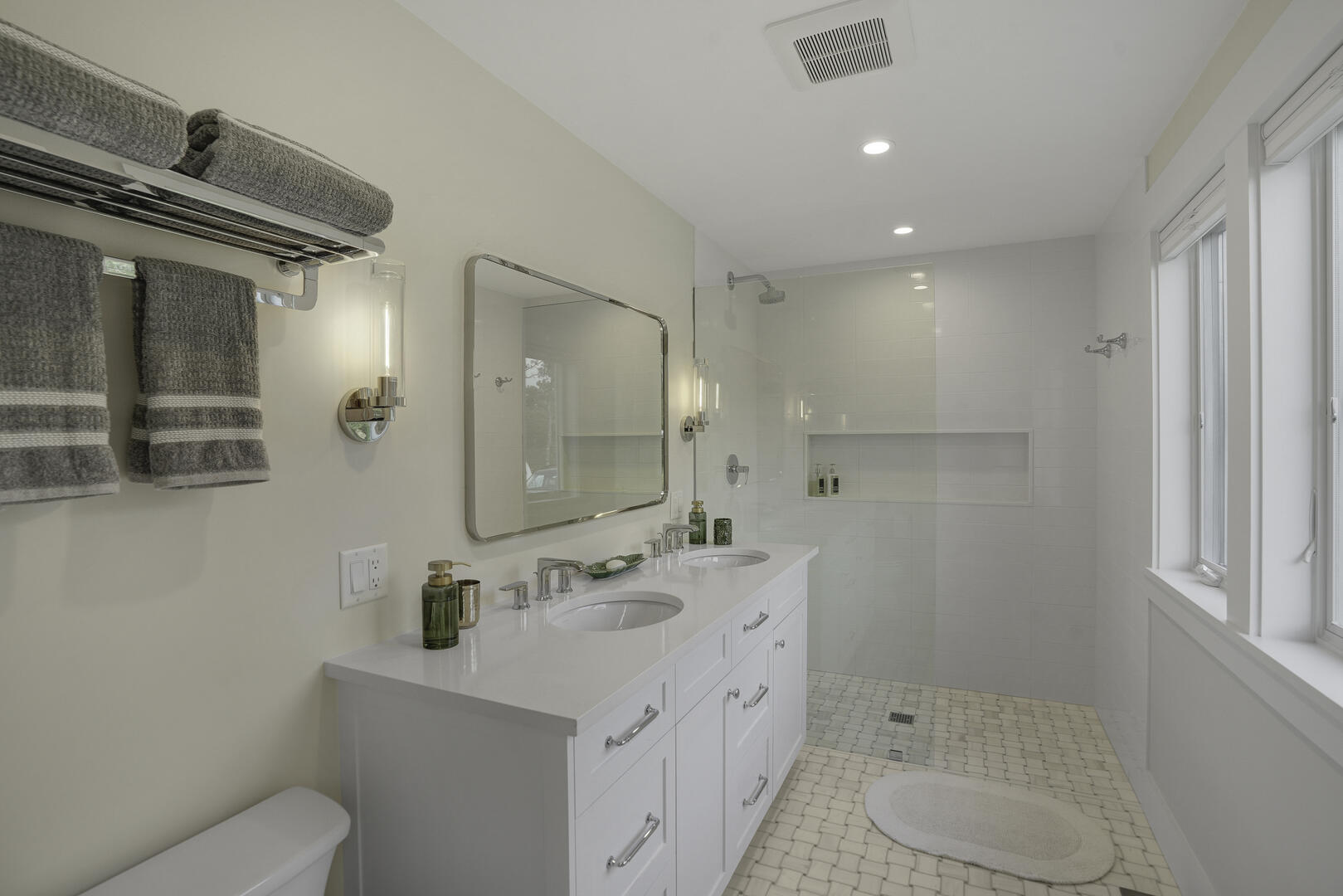 BR2 King En Suite with Shower Stall, First Floor