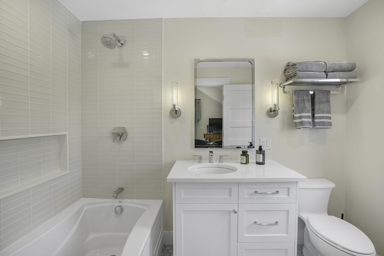 BR6 King En Suite with Shower Tub Combo, Second Floor