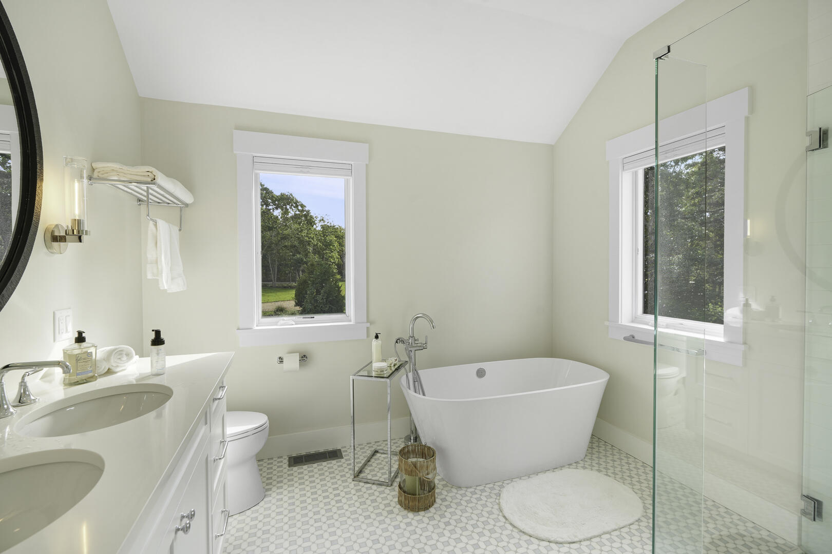 BR1 King En Suite with Shower Stall and Tub, First Floor