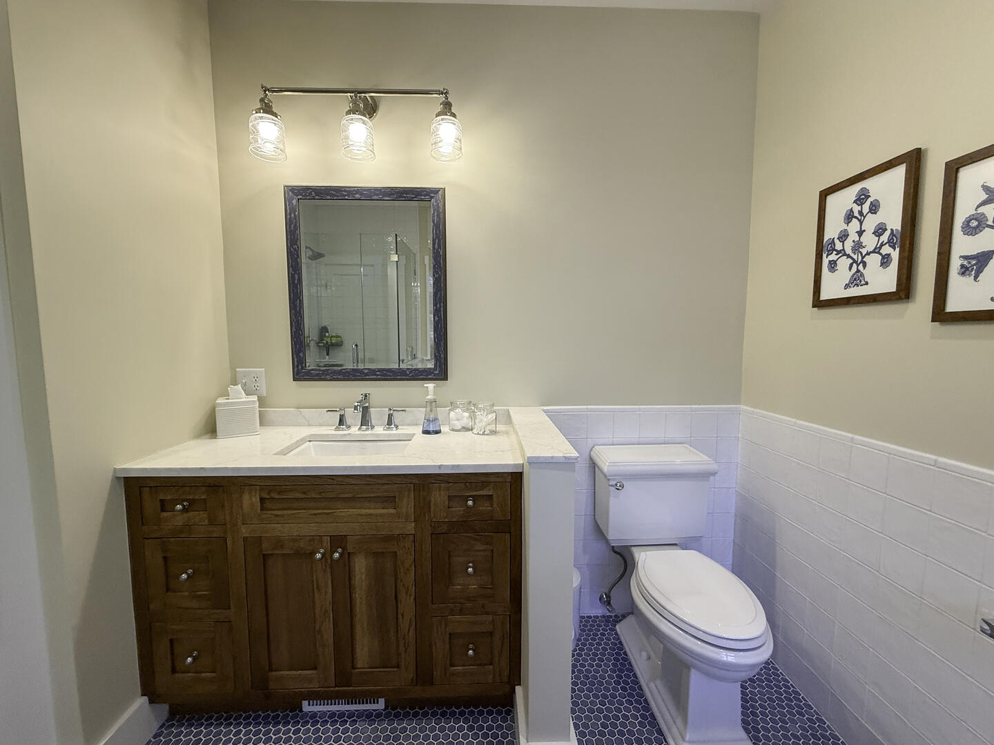 BR1 King En Suite with Shower Stall and Tub, First Floor