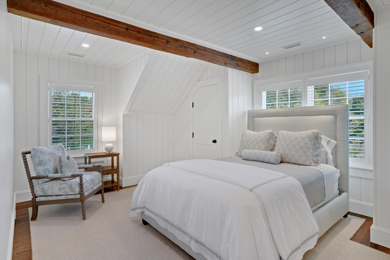 BR2 Queen with Adjoining Hall Bath, Second Floor