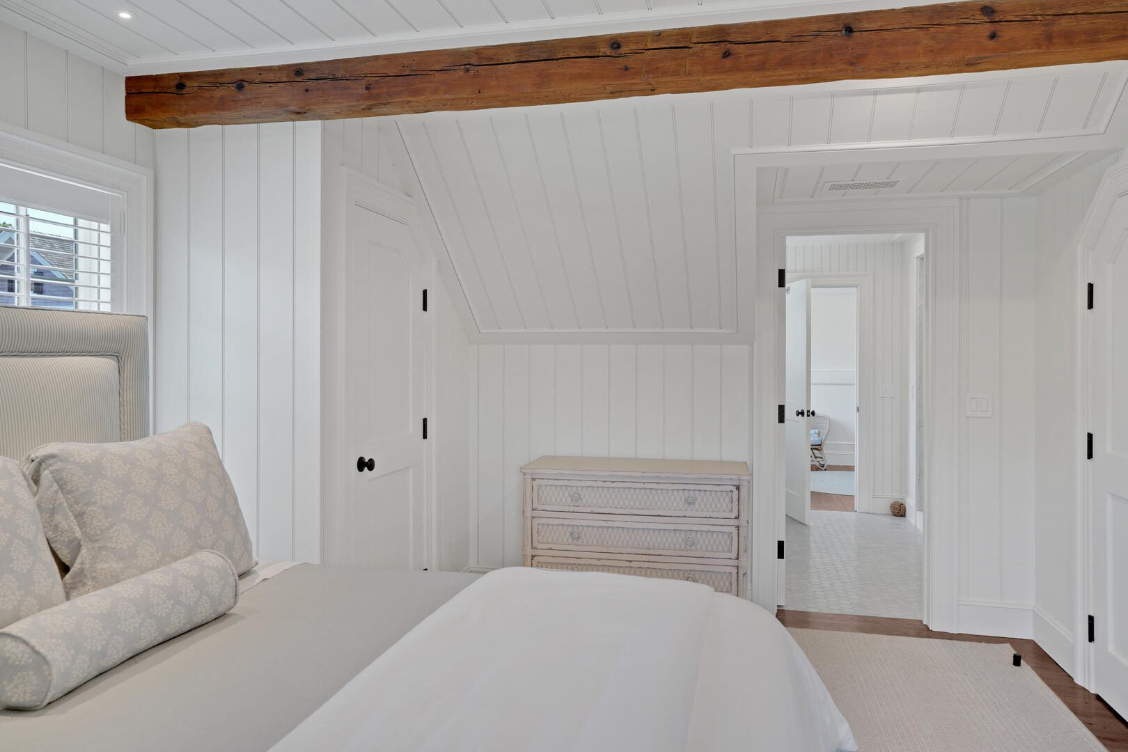 BR2 Queen with Adjoining Hall Bath, Second Floor