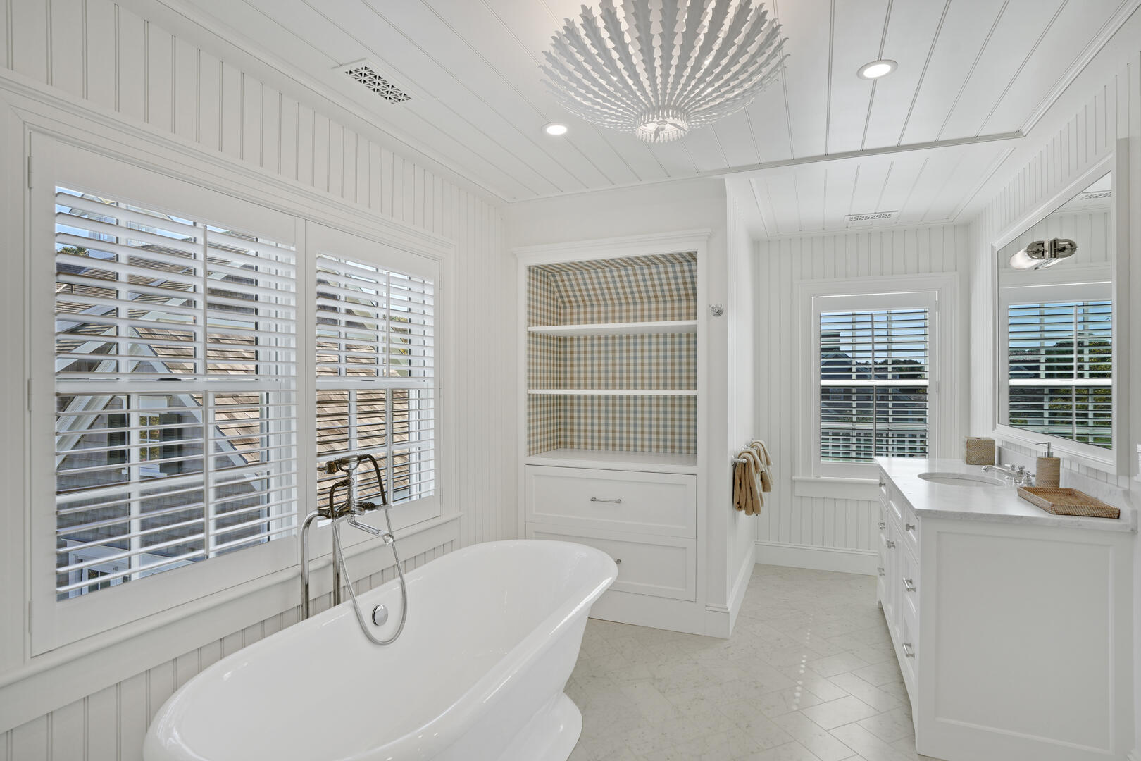 BR1 King En Suite with Shower Stall and Tub, Second Floor