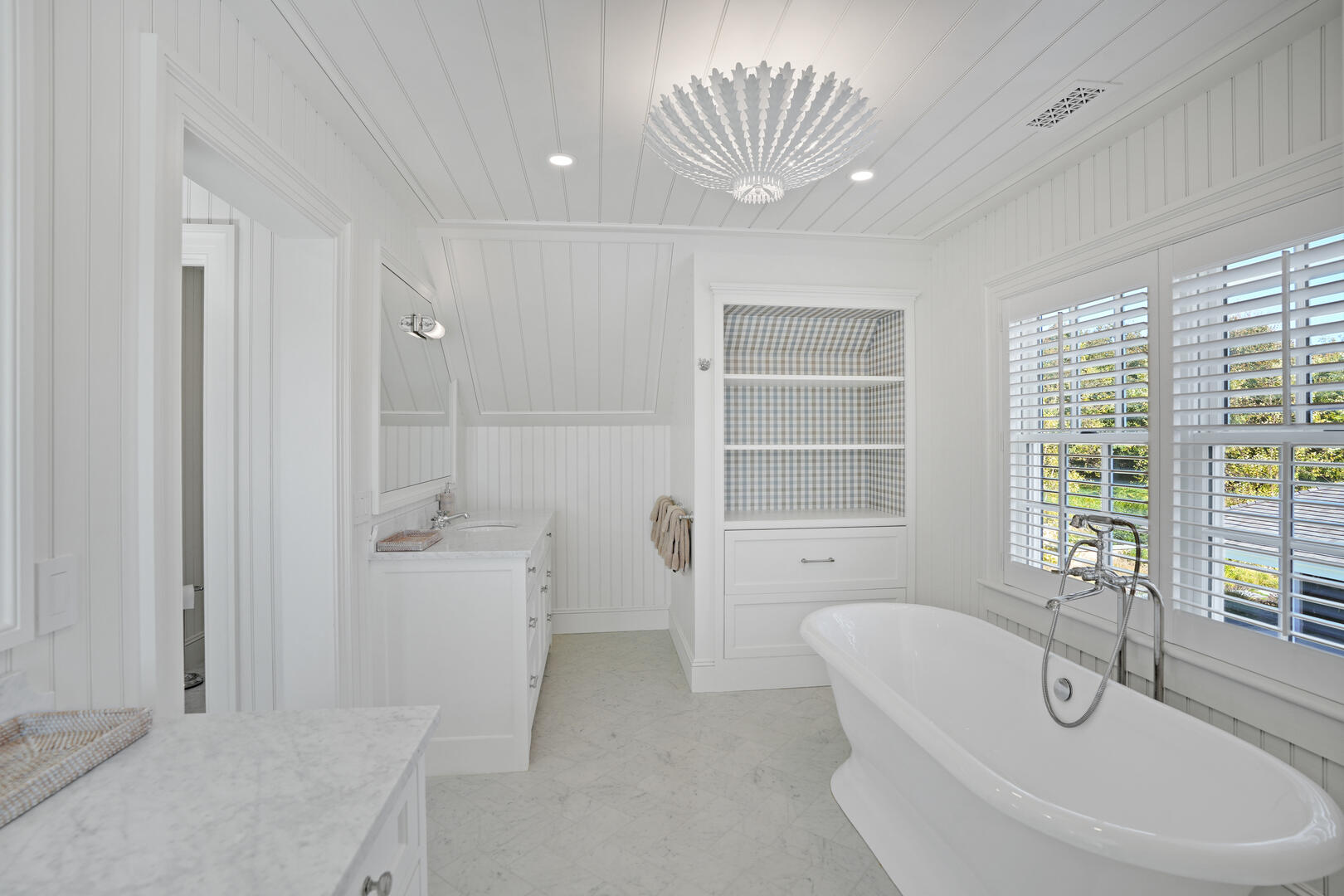 BR1 King En Suite with Shower Stall and Tub, Second Floor