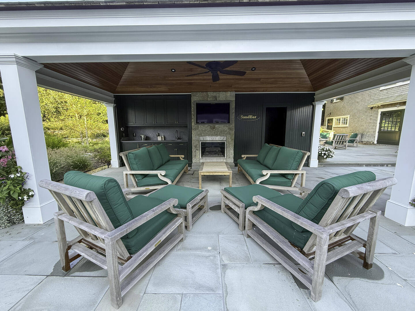Outdoor Lounging and Wet Bar