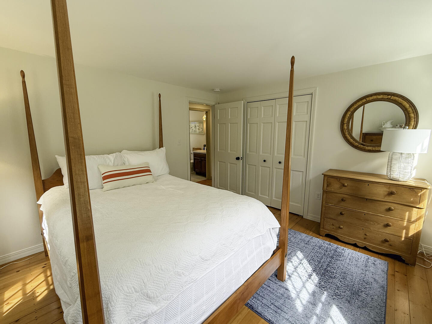 BR4 Queen, First Floor