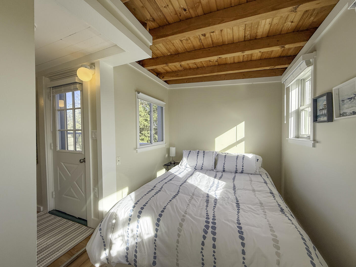 BR2 Queen with Adjoining Bath, Main Level