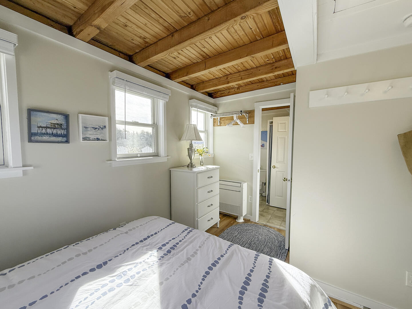 BR2 Queen with Adjoining Bath, Main Level