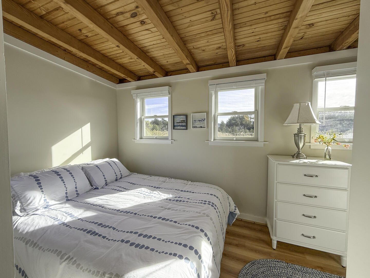 BR2 Queen with Adjoining Bath, Main Level