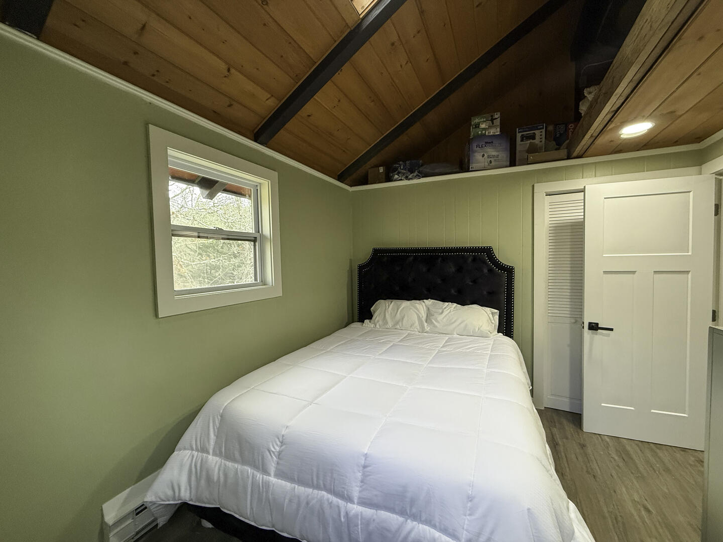 BR3 Queen, Second Floor