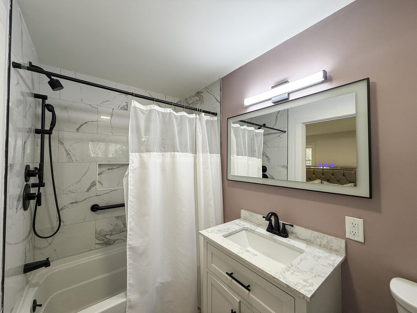 BR1 Queen En Suite with Shower Tub Combo, First Floor