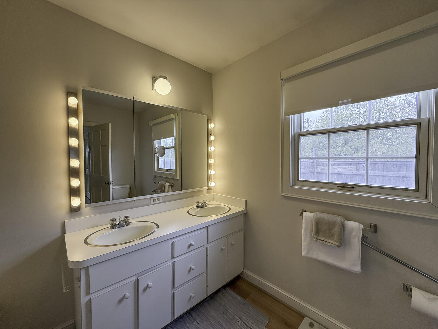 BR1 King En Suite with Shower Stall and Tub, Main Level