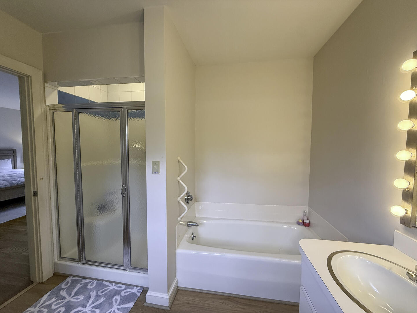 BR1 King En Suite with Shower Stall and Tub, Main Level