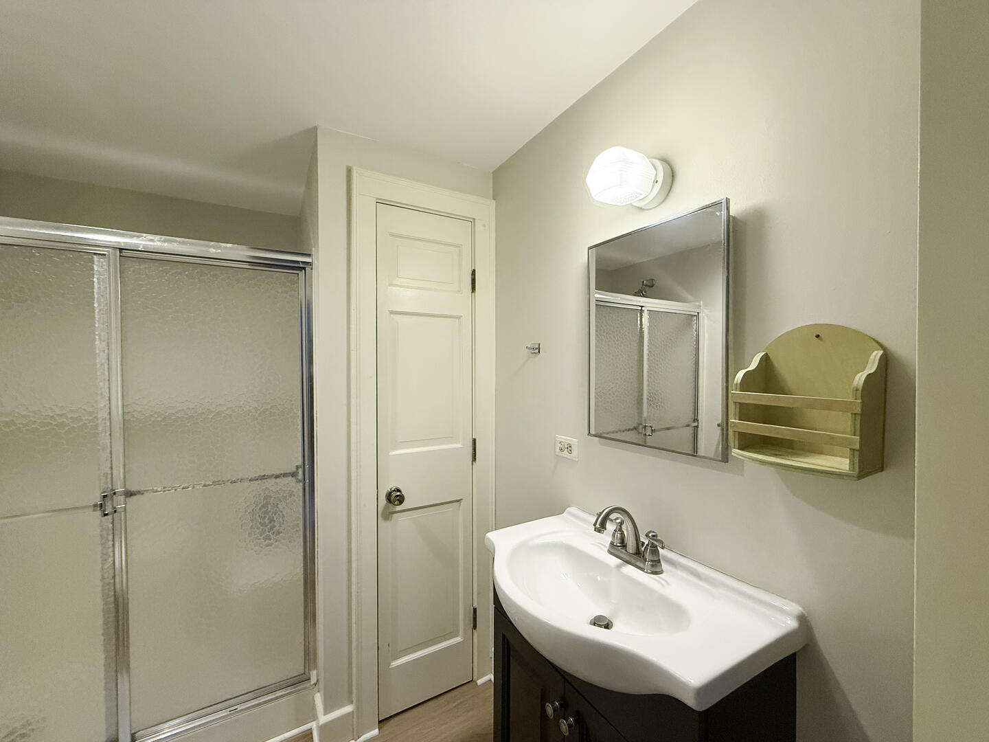 BR2 Queen En Suite with Shower Stall, Main Leve