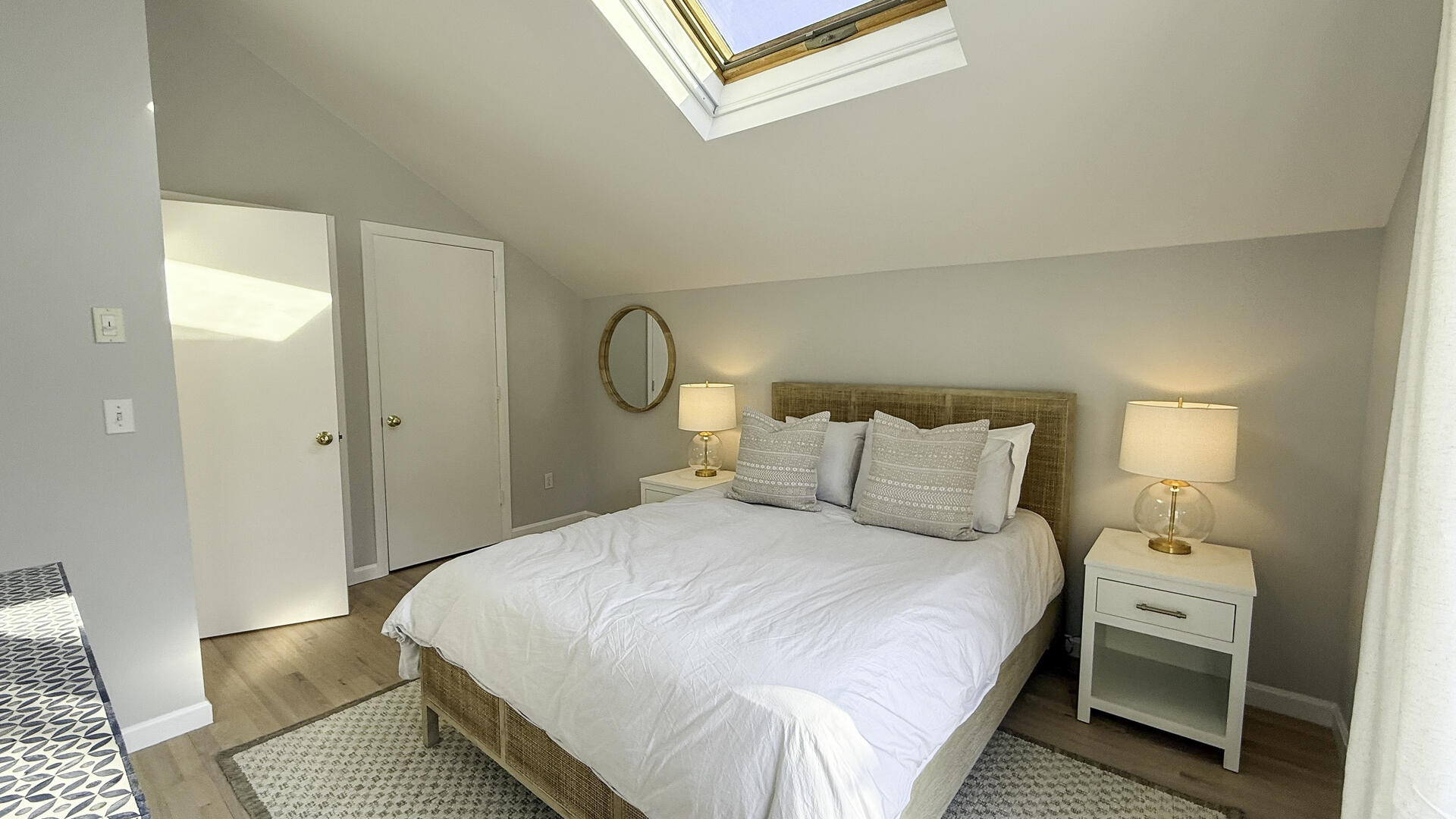 BR1 Queen with Adjoining Hall Bath, Second Floor