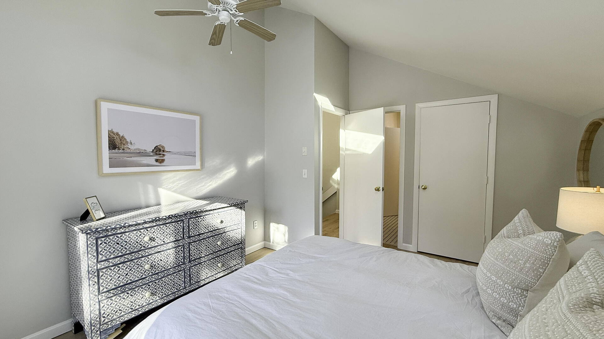 BR1 Queen with Adjoining Hall Bath, Second Floor