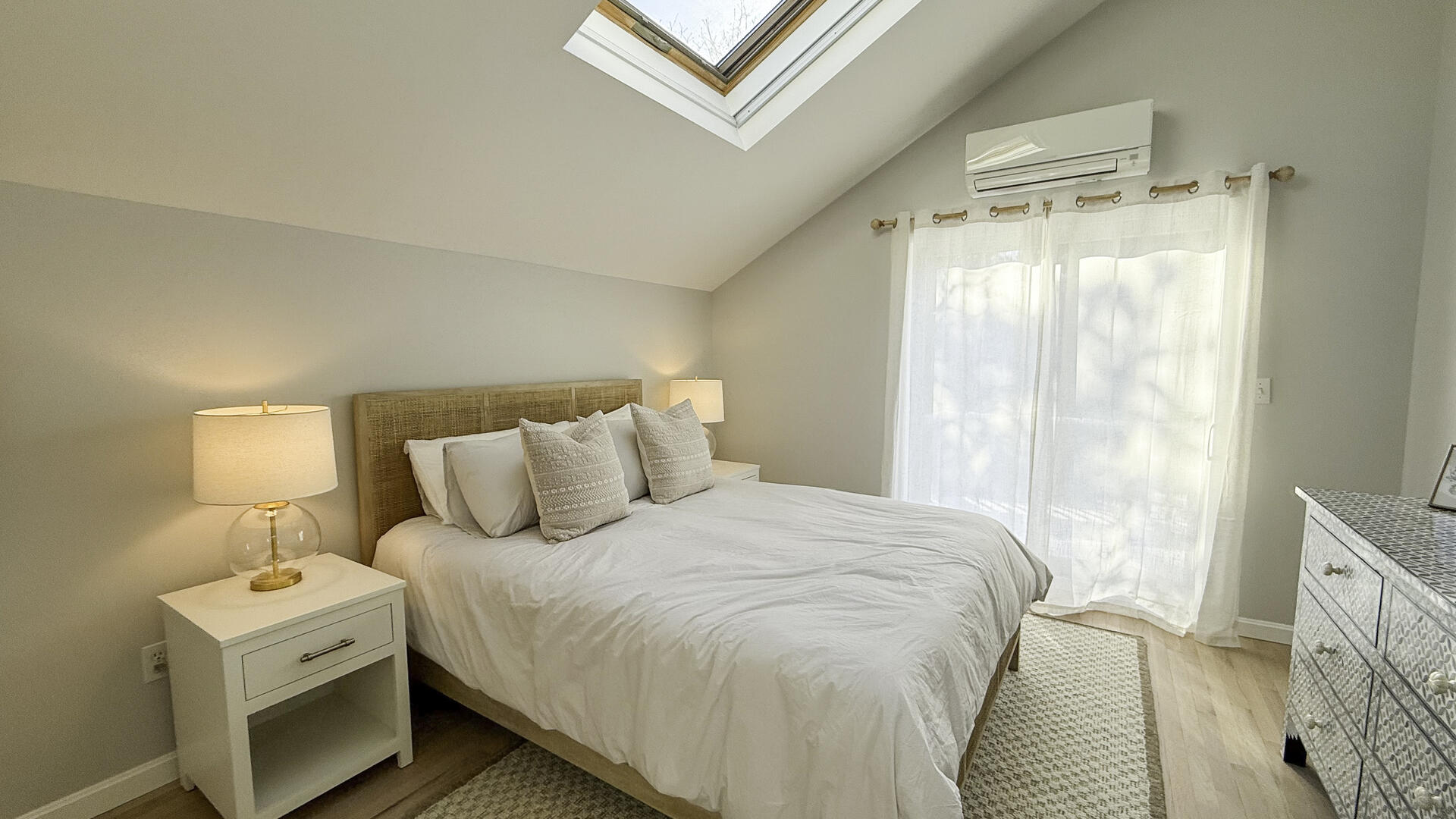 BR1 Queen with Adjoining Hall Bath, Second Floor