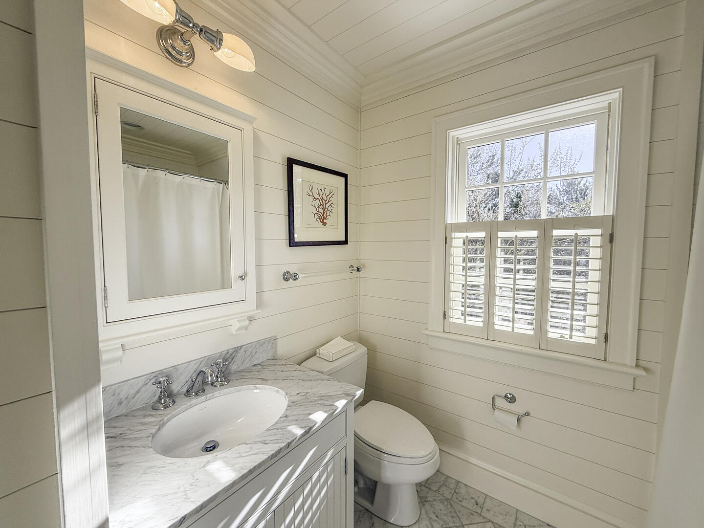 BR6 Queen En Suite with Shower Tub Combo, First Floor Guest House