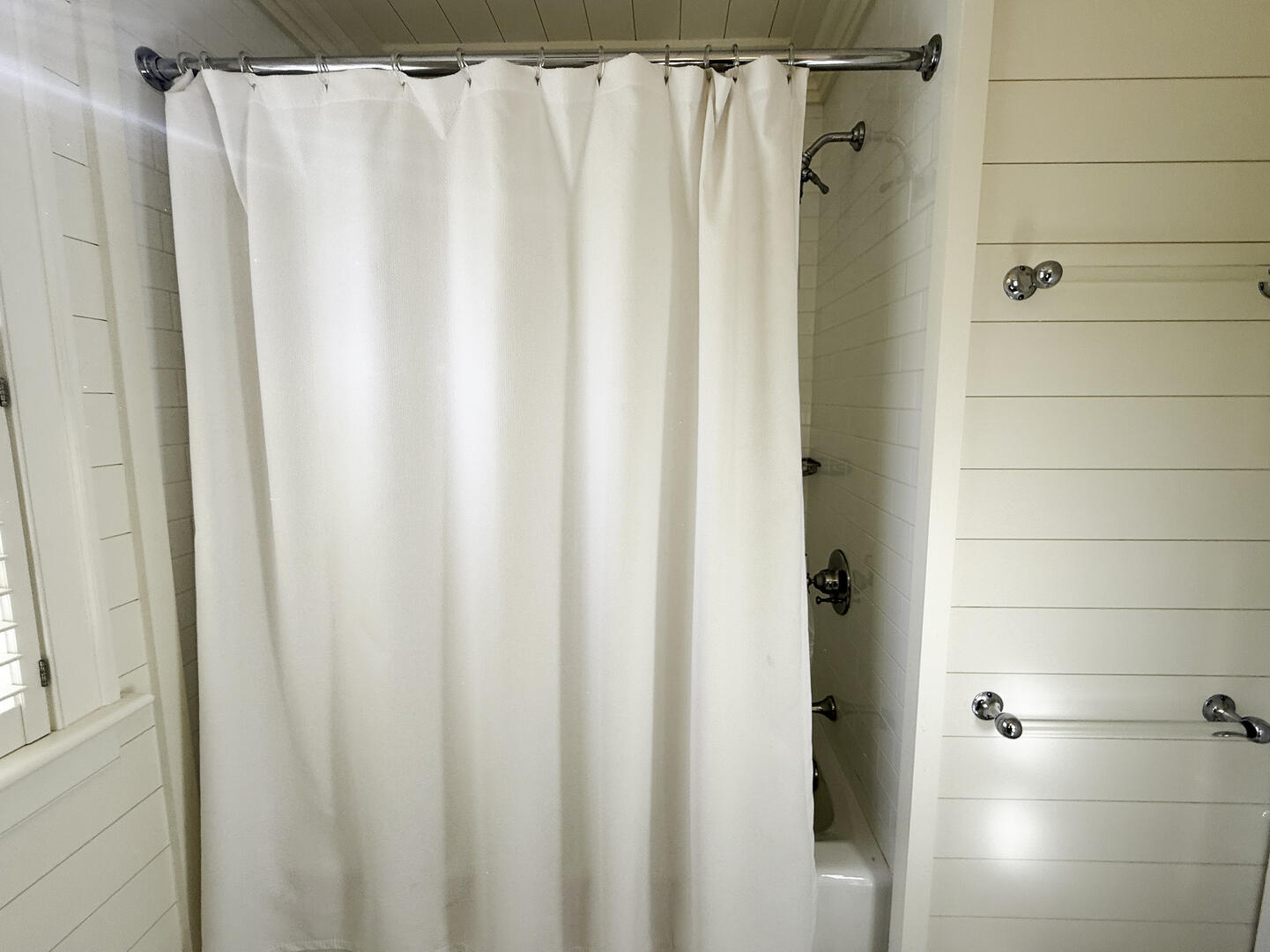 BR6 Queen En Suite with Shower Tub Combo, First Floor Guest House