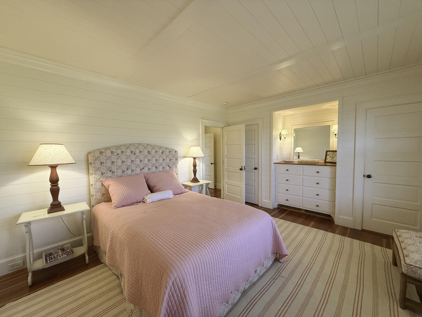 BR4 Queen, First Floor