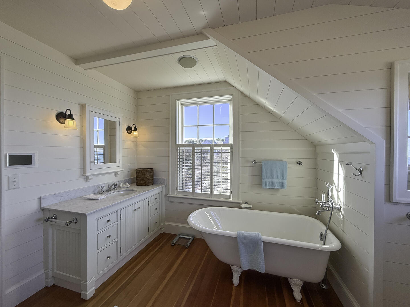 BR1 King En Suite with Shower Stall and Tub, Second Floor