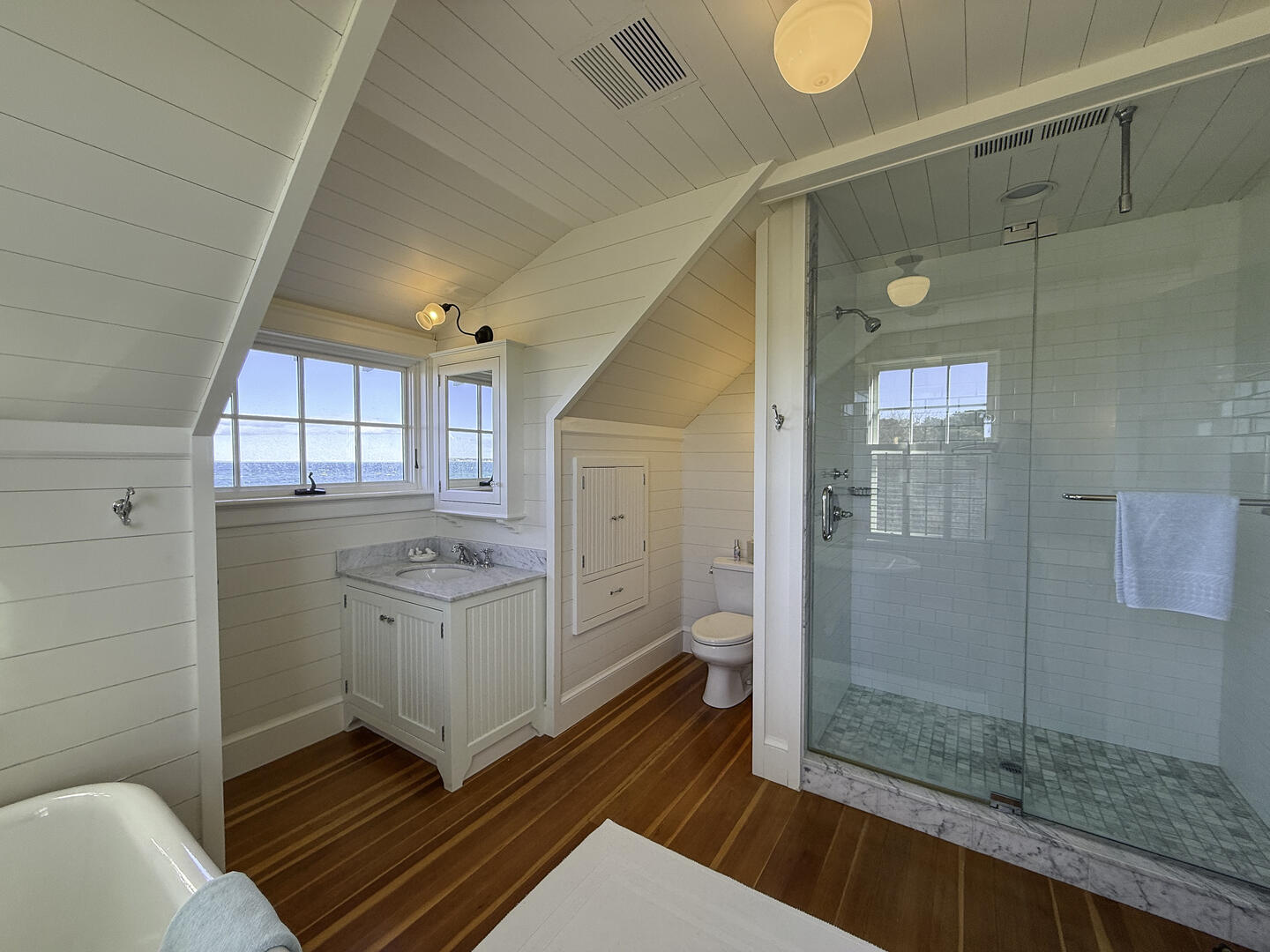 BR1 King En Suite with Shower Stall and Tub, Second Floor