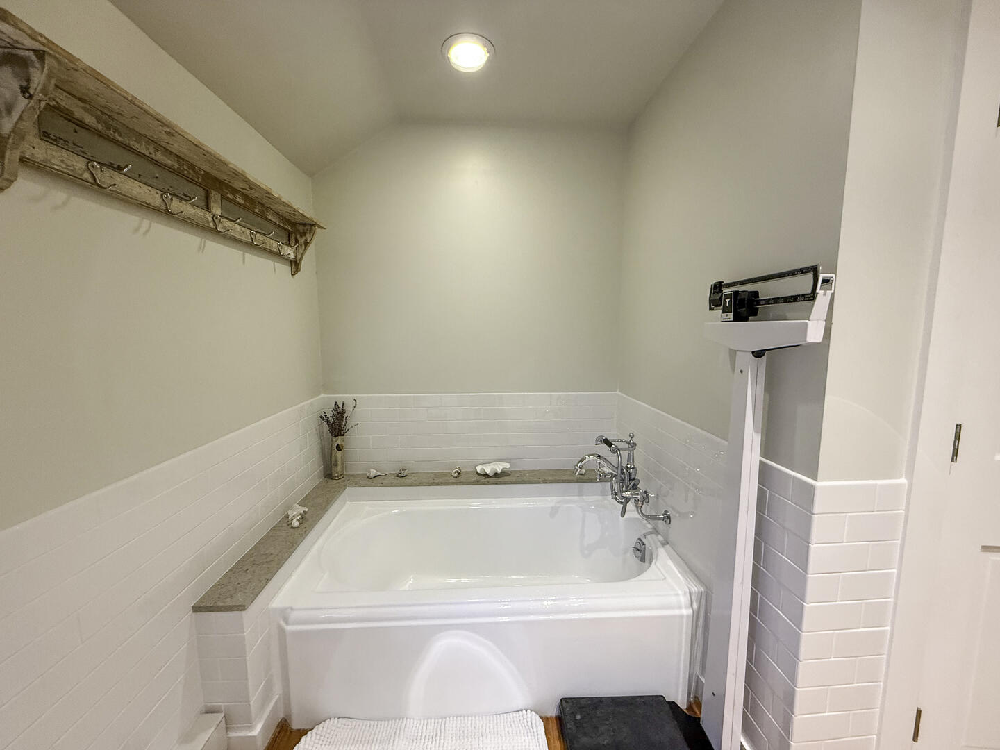 BR1 Queen En Suite with Shower Stall and Tub, First Floor