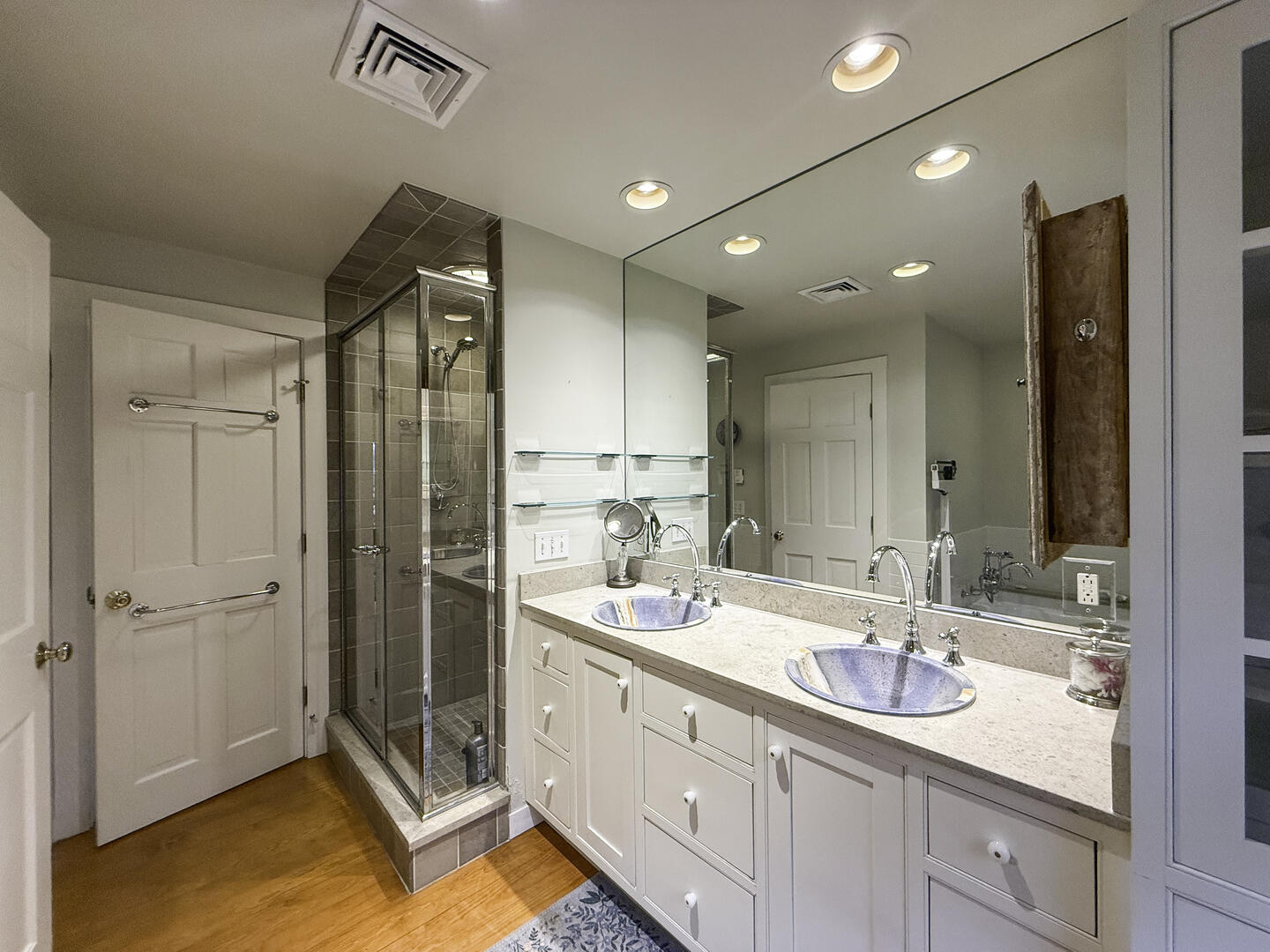 BR1 Queen En Suite with Shower Stall and Tub, First Floor