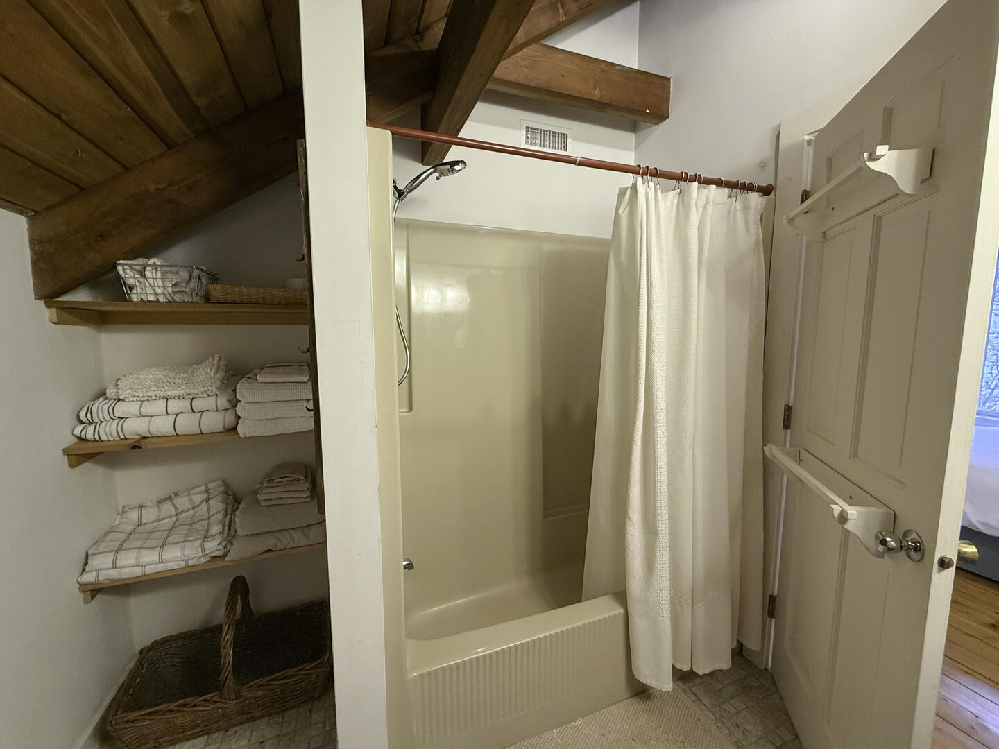 BR2 Queen En Suite with Shower Tub Combo, Second Floor