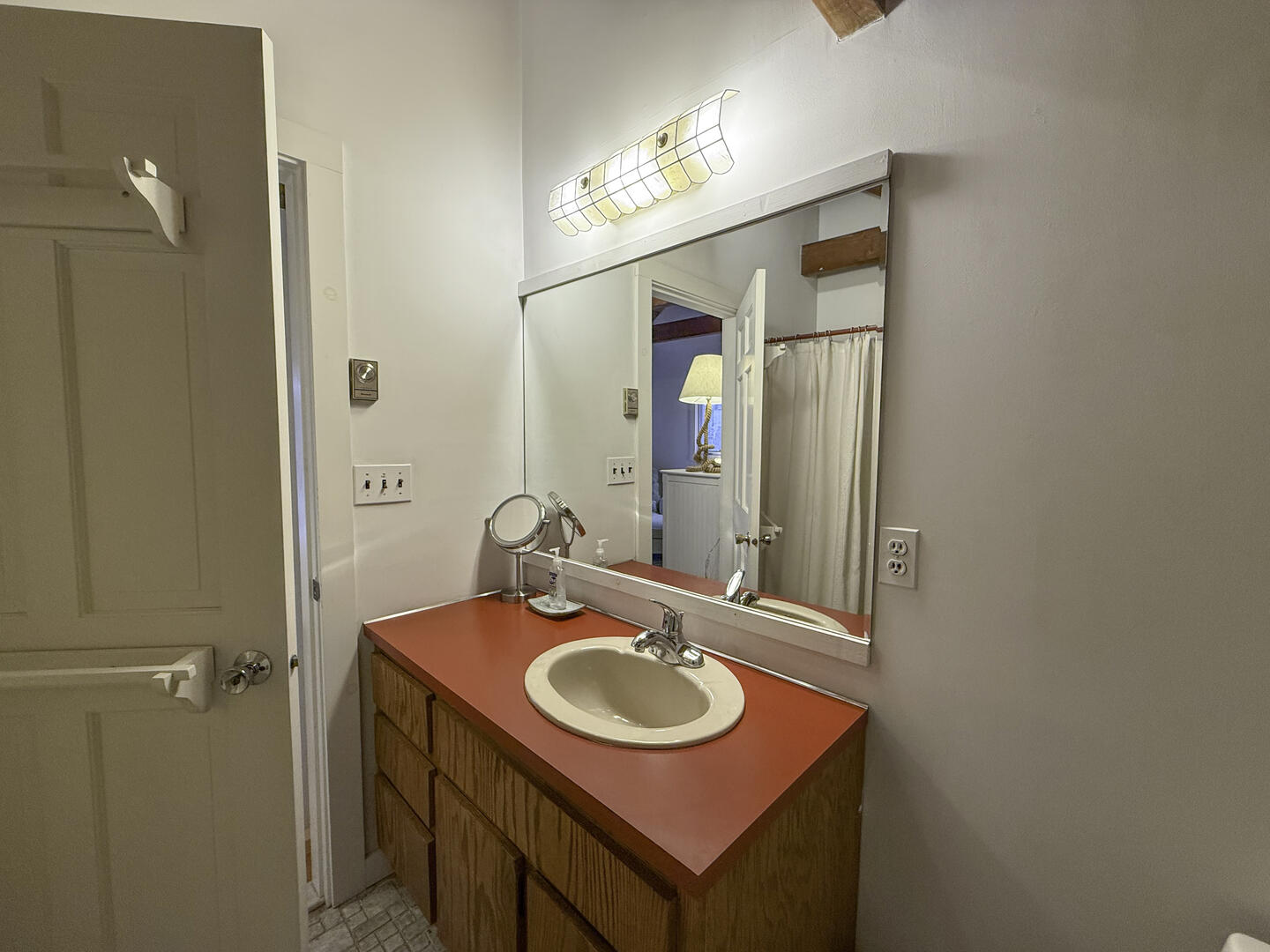 BR2 Queen En Suite with Shower Tub Combo, Second Floor