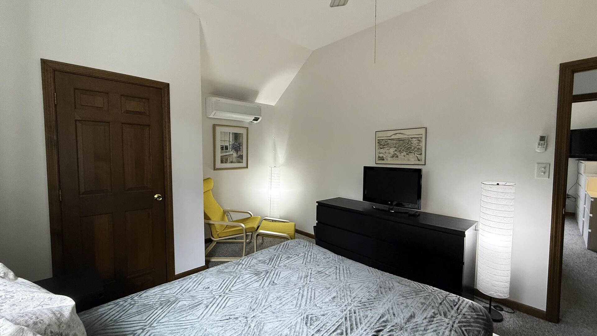 BR2 Queen, Second Floor