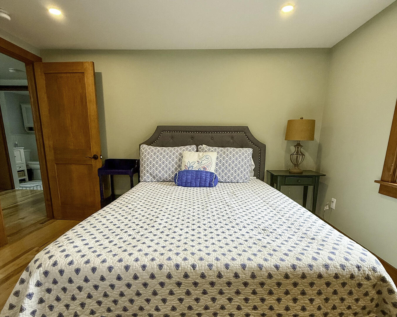 BR2 Queen, Second Floor