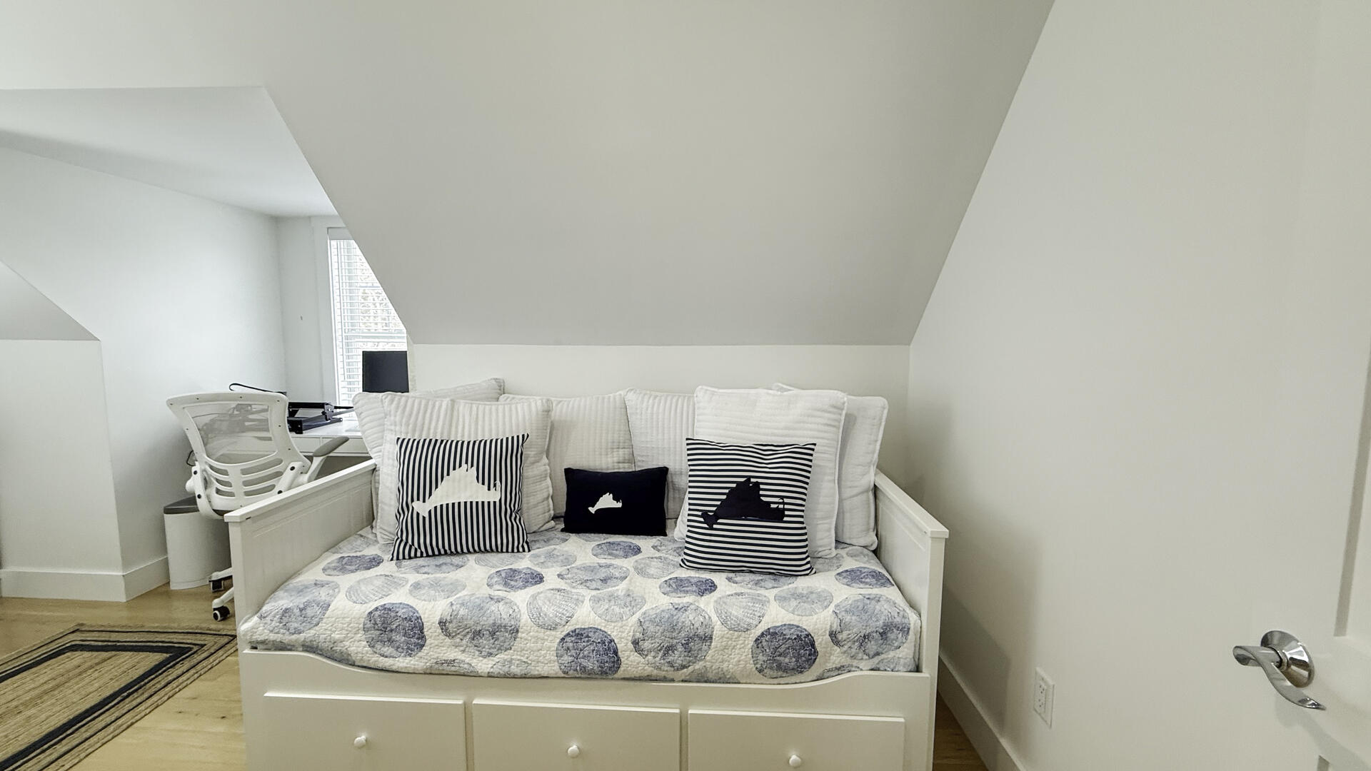 BR3 Twin Daybed(can be converted into a Queen) No AC, Second Floor 