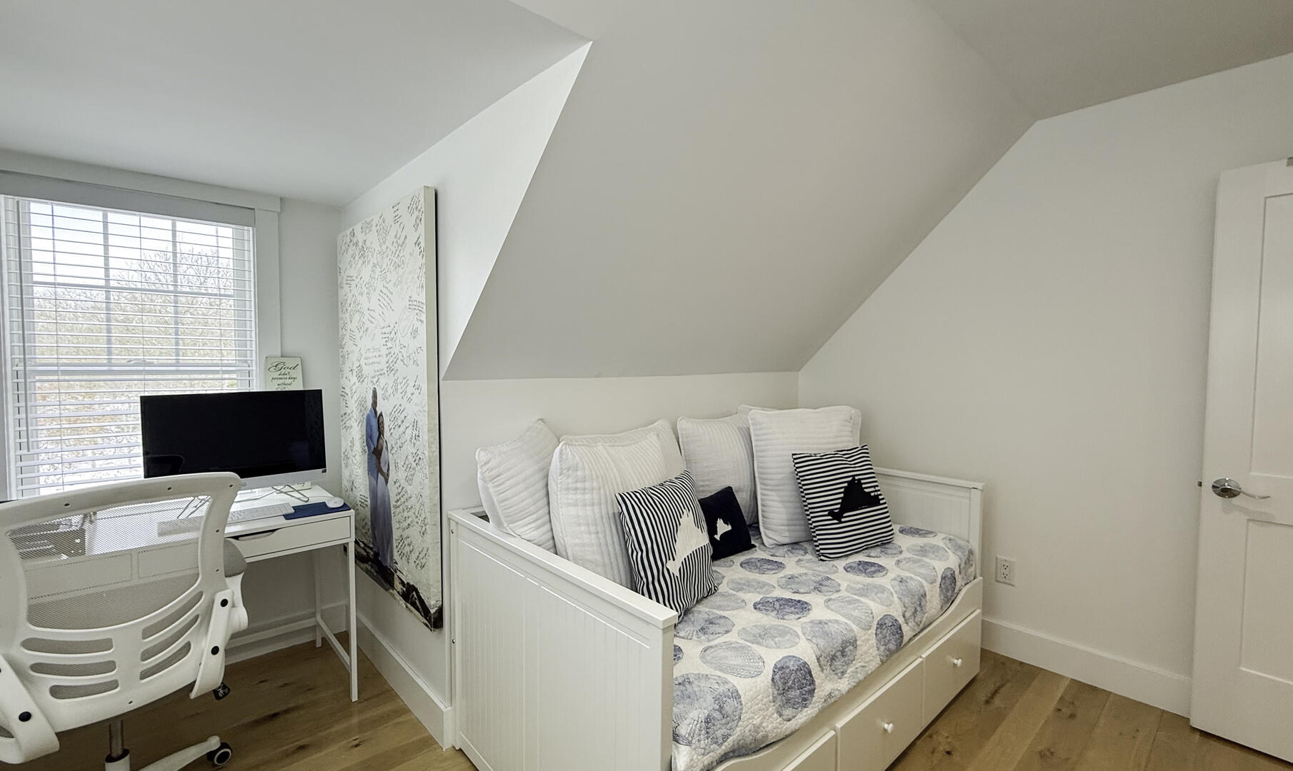 BR3 Twin Daybed(can be converted into a Queen) No AC, Second Floor 