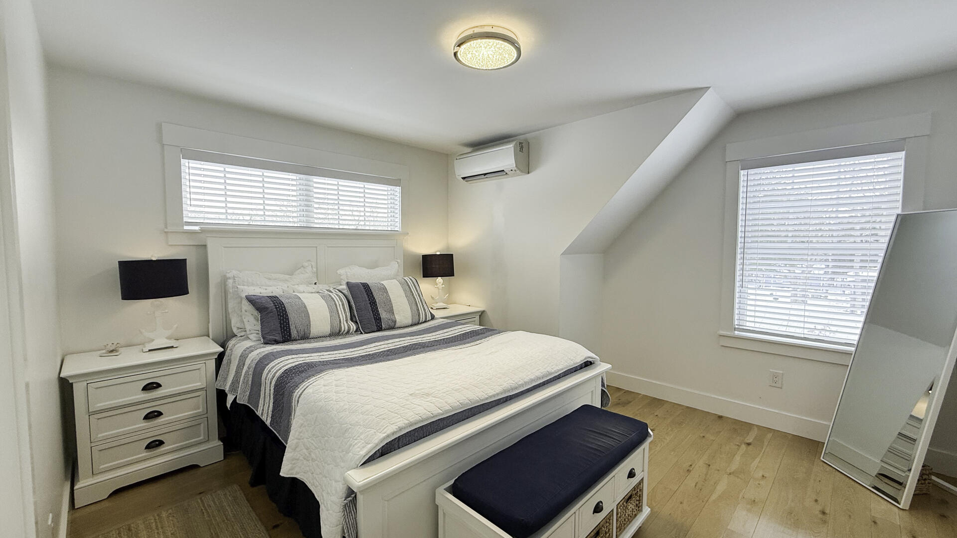 BR2 Queen with Adjoining Hall Bath, Second Floor