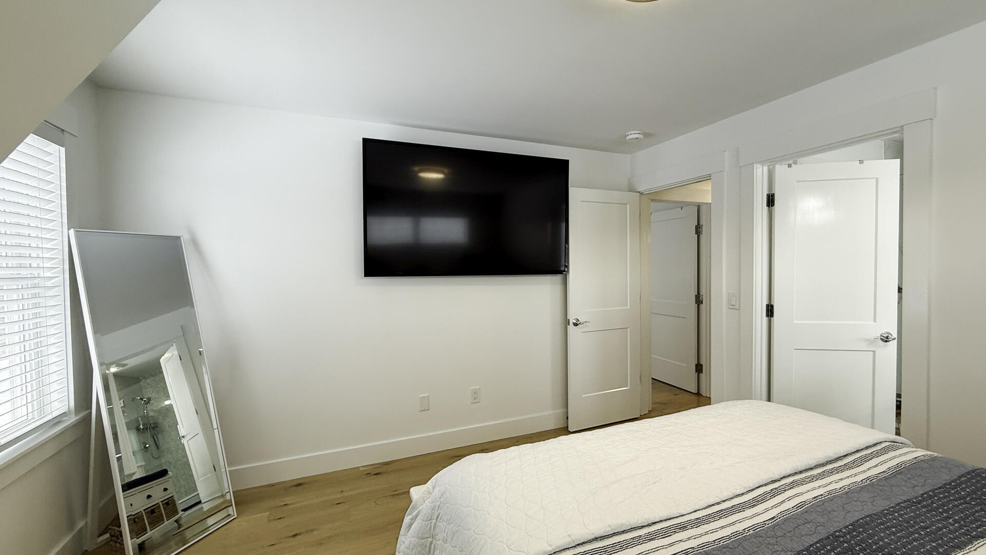 BR2 Queen with Adjoining Hall Bath, Second Floor