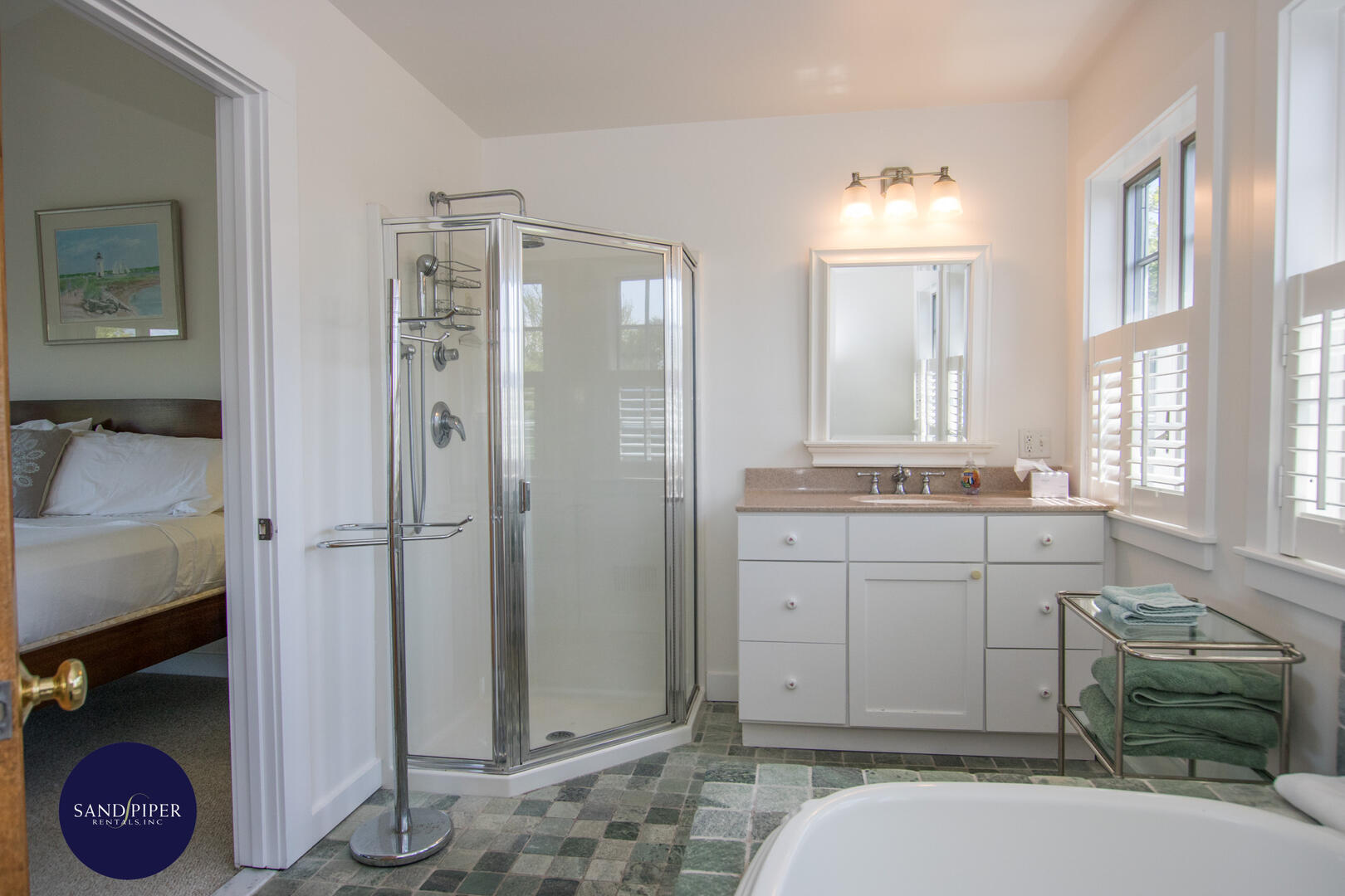 BR2 En Suite Bath with Tub and Shower 