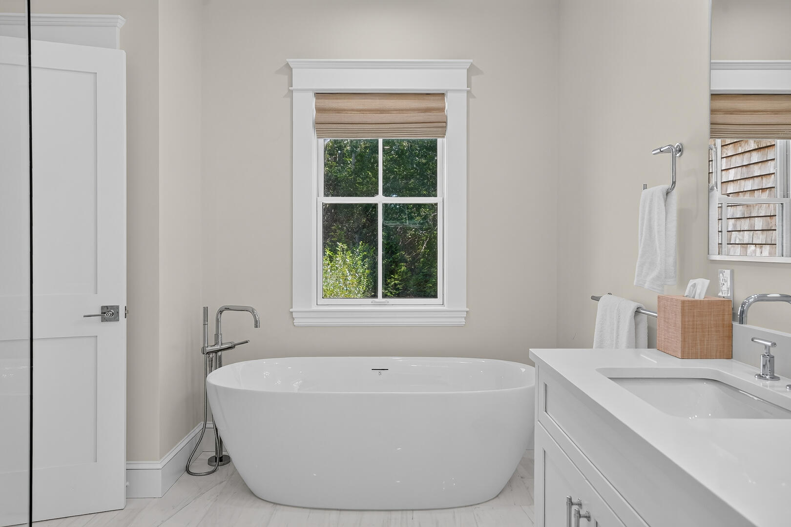 BR1 En Suite Shower and Tub, Main Level