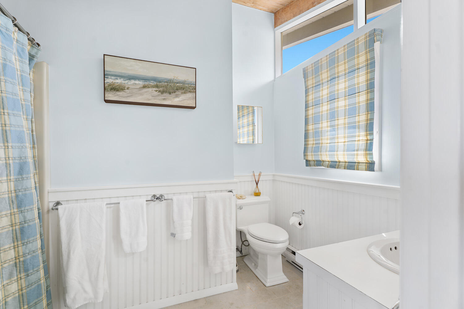 BR1 En Suite with Shower Tub Combo, Main Level