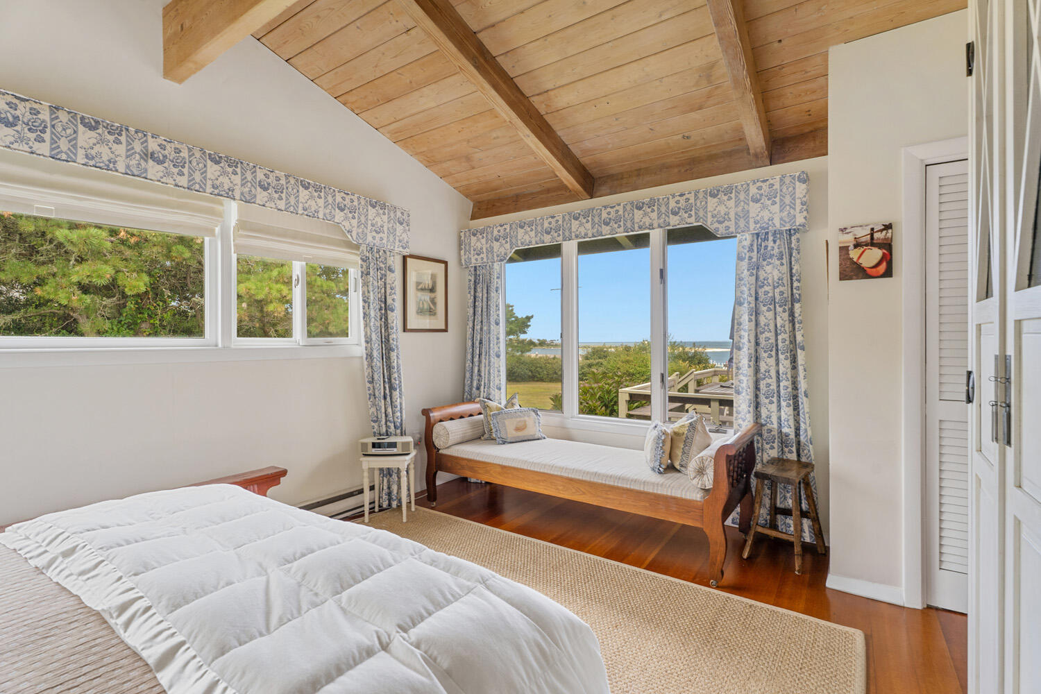 BR1 Queen with En Suite, Main Floor