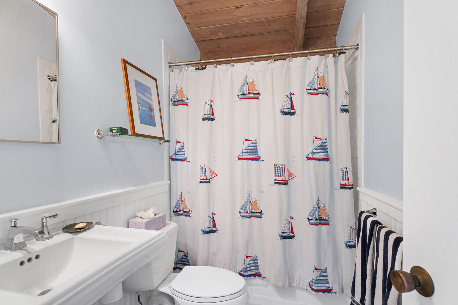 Hall Bath Shower Tub Combo, Main Level