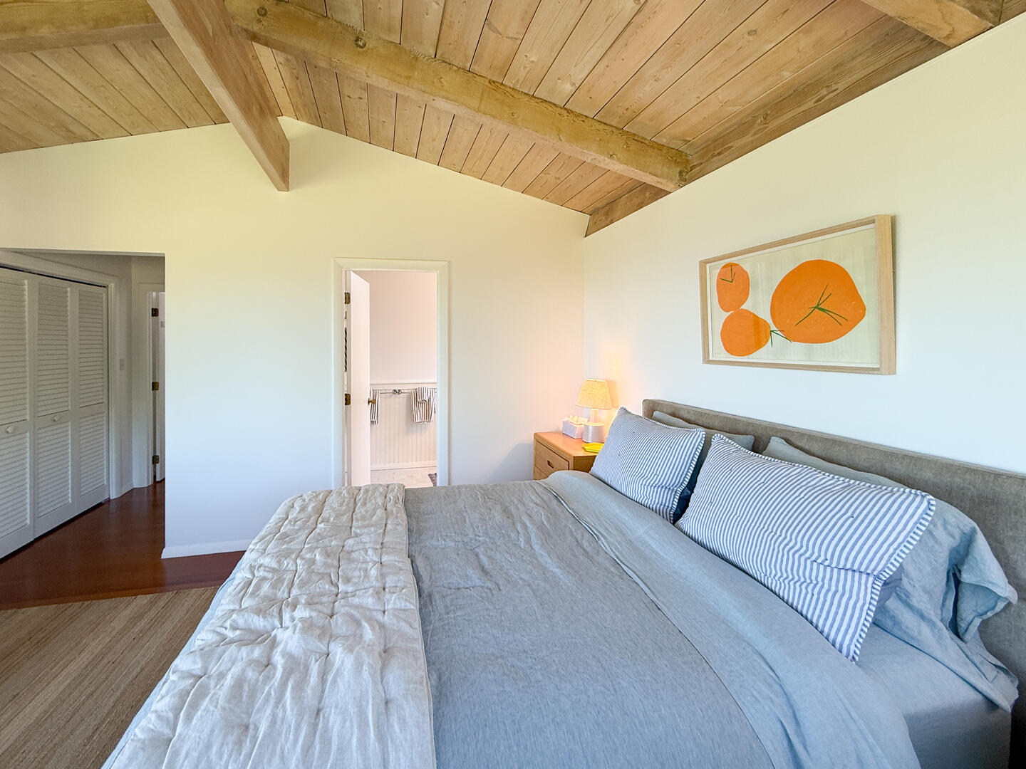 BR1 Queen with En Suite, Main Floor
