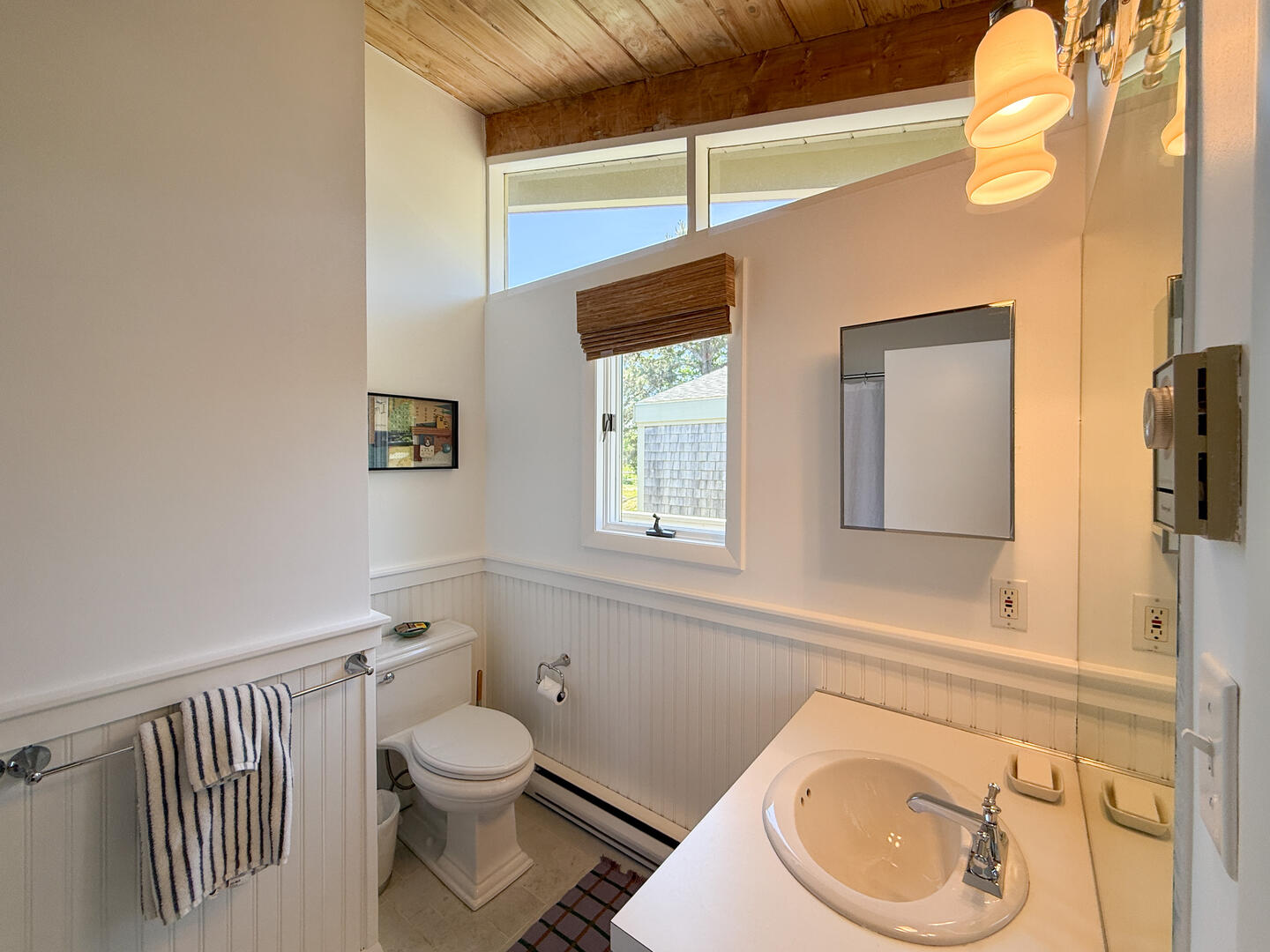 BR1 En Suite with Shower Tub Combo, Main Level