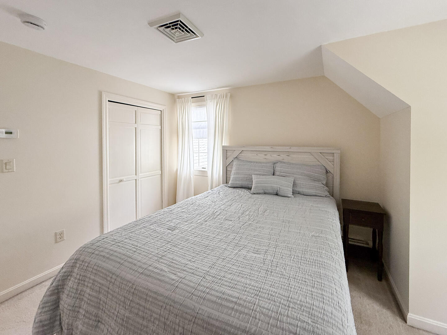 BR3 Queen, Second Floor