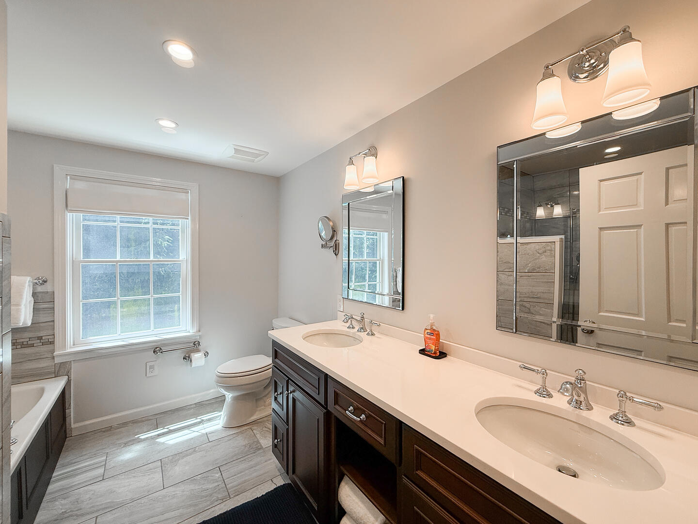 BR1 King En Suite with a Shower Stall and Tub, First Floor