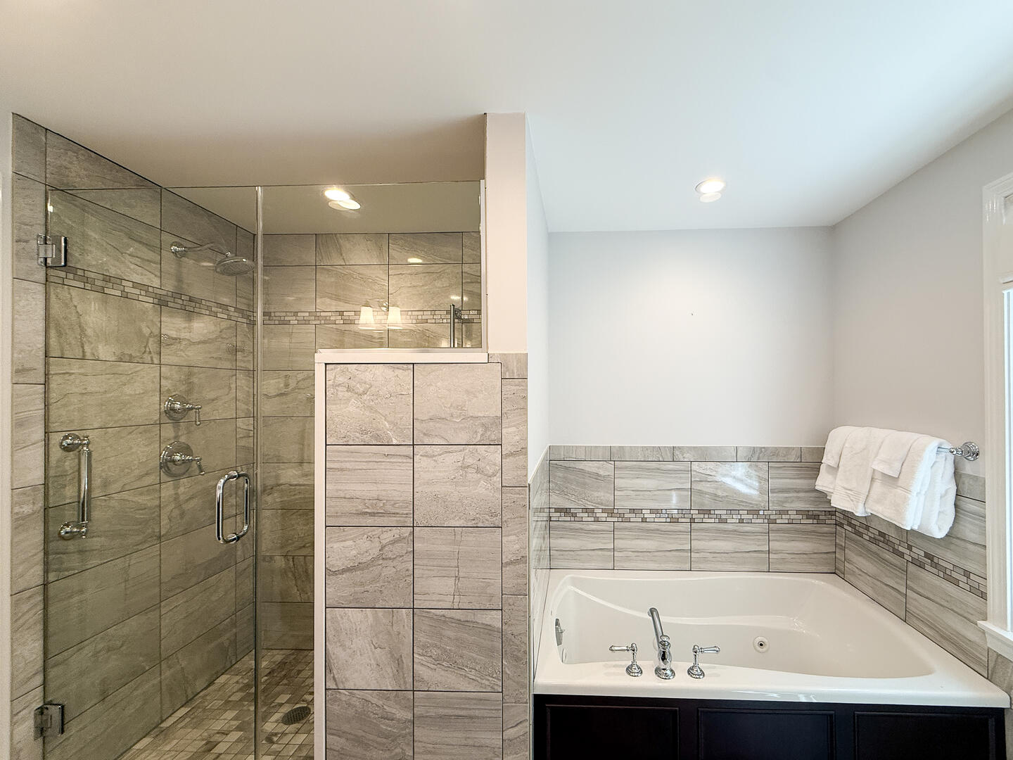 BR1 King En Suite with a Shower Stall and Tub, First Floor