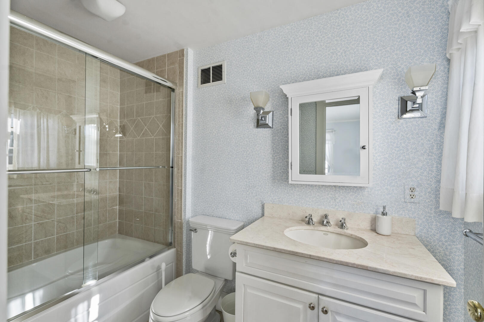 BR2 King En Suite with Shower Tub Combo, First Floor