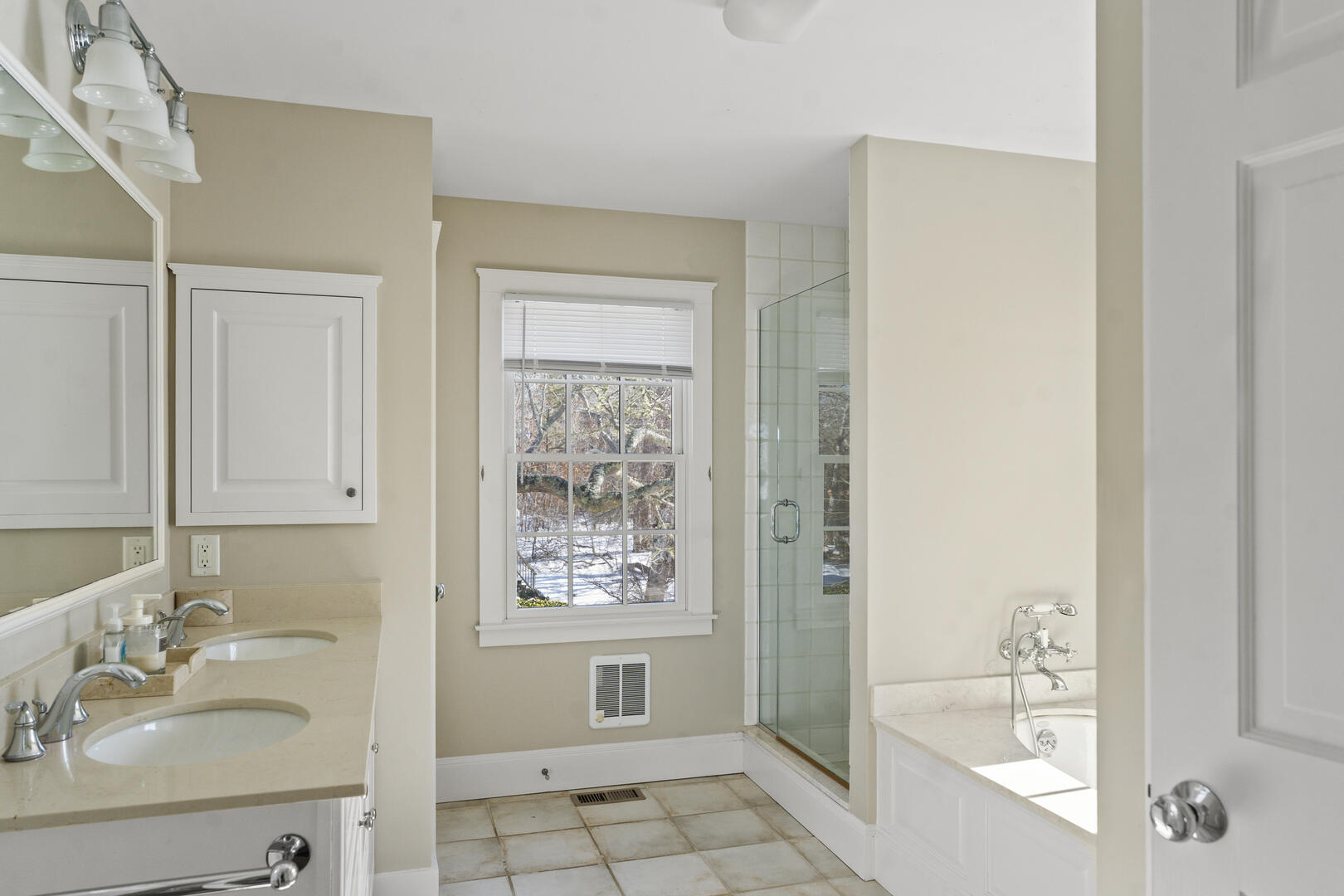 BR1 King En Suite with Shower Stall & Tub, First Floor